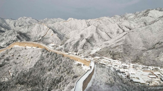 Snow blankets a segment of the Great Wall of China at Shuiguan, north of Beijing, post an overnight snowfall. A cold wave progressing from north to south will further drop temperatures over the weekend.(AFP)