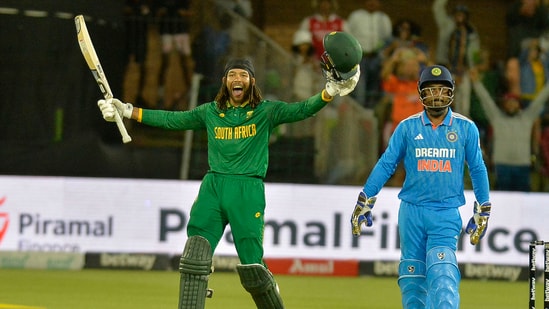 South Africa defeated India by eight wickets in the second ODI of their three-match series, in Port Elizabeth on Tuesday. The win helped them level the series at 1-1.(AFP)