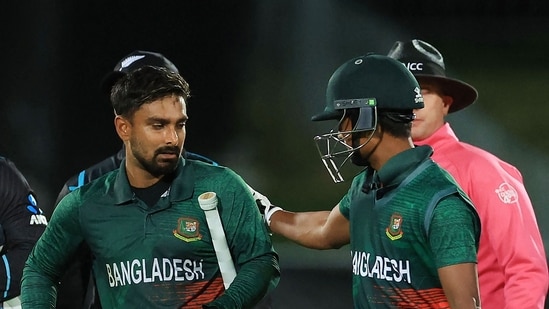 Bangladesh's Litton Das (L) and teammate Mahedi Hasan walk from the field after their team's victory in the first T20 vs New Zealand(AFP)