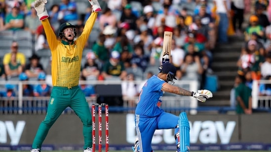 South Africa's wicketkeeper Heinrich Klaasen (L) unsuccessfully appeals for the dismissal of India's Suryakumar Yadav (R) during the third T20 cricket match between South Africa and India(AFP)