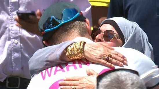 David Warner hugs Usman Khawaja's mother after 3rd Test against Pakistan