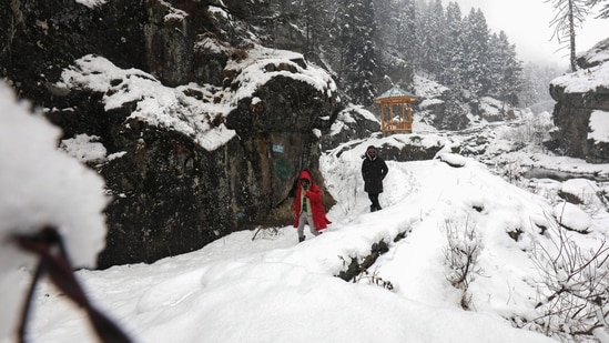 Tourists enjoy snow covered Drang area of Tangmarg, about 50kms from Srinagar on Wednesday.(HT Photo/Waseem Andrabi)