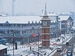 A sheet of snow blankets the Lal Chowk in Srinagar on Sunday.(HT Photo/Waseem Andrabi)