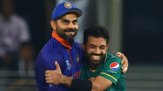 Virat Kohli (L) with Mohammad Rizwan during the 2021 T20 World Cup(Getty)