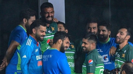 Virat Kohli meets players from the Pakistan team during last year's Asia Cup. (Screengrab)