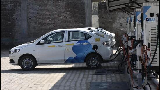 Electric four-wheelers at a charging station in Gurugram. (Vipin Kumar/ HT Photo)