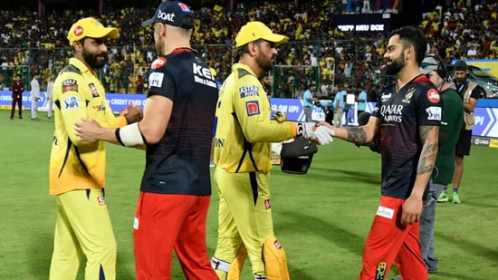 MS Dhoni, Virat Kohli, Faf du Plessis, Ravindra Jadeja shake hands.(IPL)