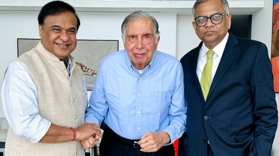 Assam Chief Minister Himanta Biswa Sarma on Wednesday met Tata Sons Emeritus Chairman Ratan Tata and Chairman N Chandrasekaran in Mumbai and thanked them for setting up the <span class='webrupee'>₹</span>27,000-crore Tata semiconductor facility in Assam.&nbsp;(Ratan N. Tata Twitter)