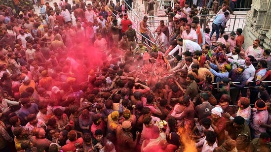 Devotees throng Kashi Vishwanath Temple on the occasion of Rangbhari Ekadashi in Varanasi on March 20.(ANI)