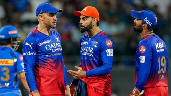 Royal Challengers Bengaluru captain Faf du Plessis (L), Virat Kohli (C) and Dinesh Karthik during the IPL 2024 cricket match against Mumbai Indians (PTI)