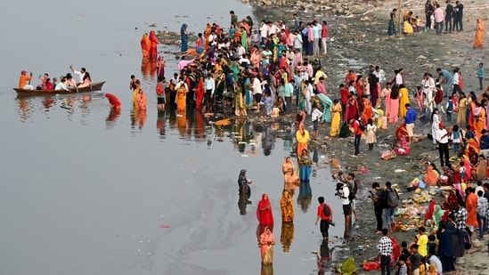 On Sunday, April 14, India celebrated the auspicious festival of Chaiti Chhath. This ancient Hindu festival is observed during the Chaitra month and is considered a significant four-day event. During this festival, women worship the Sun god, and the celebration culminates on Saptami with the offering of Arghya to the rising sun. This year, the festival of Chaiti Chhath began on April 12 and will continue until April 15, 2024. Let's explore how the third day of the Chaiti Chhath puja festival is observed in various parts of India.  (Photo by Sunil Ghosh / Hindustan Times)