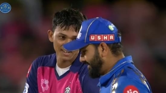 Yashasvi Jaiswal in conversation with Rohit Sharma after RR vs MI