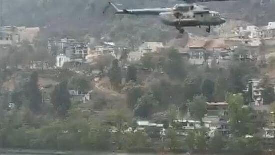 An MI-17 helicopter of the Army collecting water from Bhimtal lake to douse forest fire in Nainital.