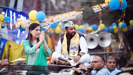 Chief Minister Arvind Kejriwal's wife, Sunita Kejriwal, held her first Lok Sabha election roadshow in support of the AAP's East Delhi candidate on Saturday evening.(HT Photo/Ajay Aggarwal)