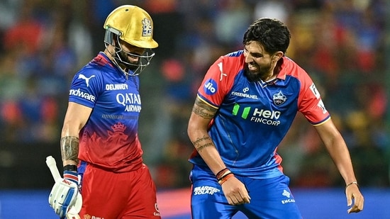 Delhi Capitals' Ishant Sharma (R) celebrates after taking the wicket of Royal Challengers Bengaluru's Virat Kohli(AFP)