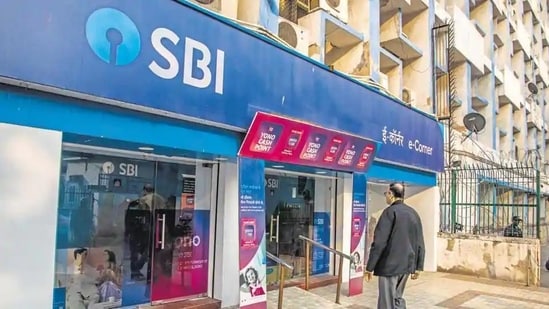 SBI's post asking a man to delete a photo of one of their branches has sparked chatter on X (Representational image). (Pradeep Gaur/Mint File Photo)