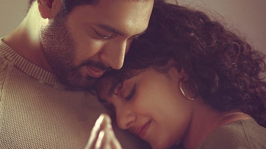 Jayam Ravi and Nithya Menen in the Kadhalikka Neramillai poster.