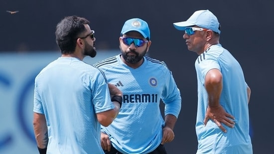 Virat Kohli (L), Rohit Sharma (C) and Rahul Dravid having a chat(Getty)