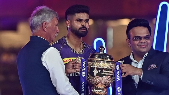 Roger Binny (L), president of the Board of Control for Cricket in India (BCCI) along with Jay Shah (R), secretary of the BCCI, presents the IPL trophy to Kolkata Knight Riders' captain Shreyas Iyer (AFP)