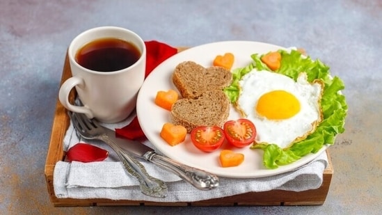 Starchy foods like bread can cause blood sugar spikes, while drinking tea on empty stomach can lead to bloating and indigestion. Here are foods that you must not have in breakfast as per Nutritionist Rashi Chowdhary. (Freepik)