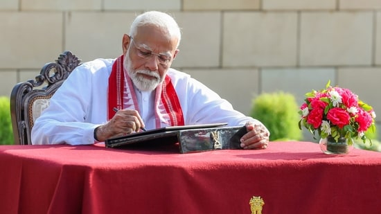Modi inscribes his thoughts in Visitors' Book at the National War Memorial in New Delhi.(BJP Media)