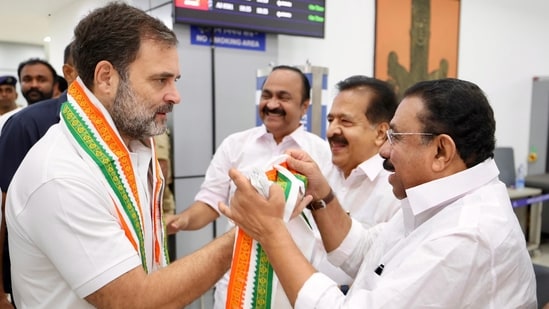 Kozhikode: Congress leader Rahul Gandhi being welcomed by party leader Ramesh Chennithala.(PTI file photo)