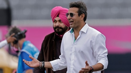 Former cricketers Wasim Akram of Pakistan, right, and Navjot Singh Sidhu of India(PTI)