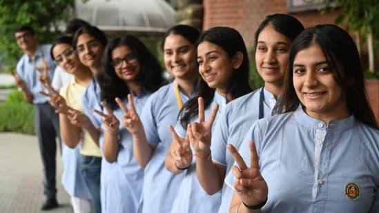 The CBSE is focusing more on a child’s skills and abilities to think critically, The curriculum and teaching pedagogy would be driven by real comprehension and understanding and emphasise more on how children learn. (HT file image/Sunil Ghosh)