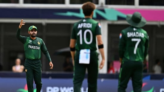 Pakistan's Shaheen Shah Afridi discusses with teamates after challenging the decision of the empire(AFP)