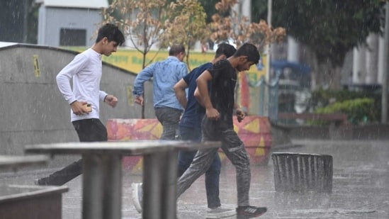 Rain lashed parts of national capital, bringing much needed relief from the intense heatwave sweeping the Delhi-National Capital Region (NCR).(Sanjeev Verma/HT Photo)