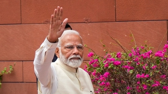 Prime Minister Narendra Modi waves as he arrives at the Parliament House complex on the first day of the first session of the 18th Lok Sabha.(PTI)