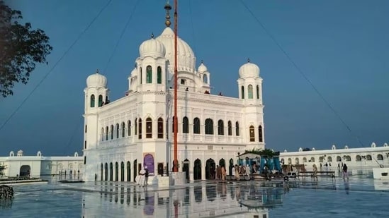 Pakistan's Punjab government said on Tuesday that it will install the restored statue of the first ruler of the Sikh Empire, Maharaja Ranjit Singh, at Kartarpur Sahib on Wednesday so that visiting Sikhs from India would get to view it too.(File photo)