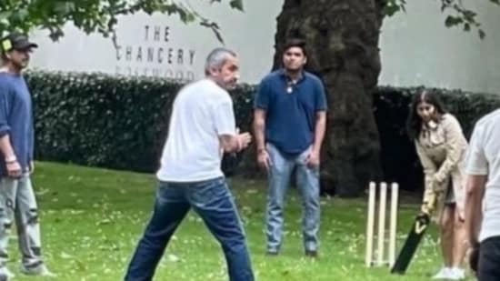Shah Rukh Khan plays cricket with Suhana Khan and others in London