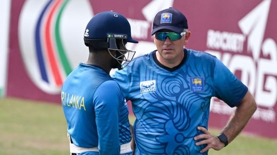 Sri Lanka's Angelo Mathews (L) talks to head coach Chris Silverwood(AFP)