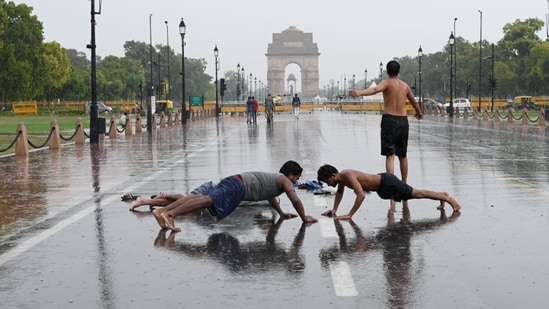 People in Delhi have been rejoicing at the onset of the rains. Heavy showers were witnessed especially in areas like Sarita Vihar, Munirka, RK Puram and Khan Market. (Sunil Ghosh/Hindustan Times)