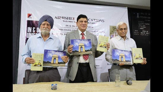 (From left) Lt Gen Harwant Singh (retd) with Lt Gen Bhopinder Singh (retd) and Admiral Sunil Lanba (retd) during the launch of his book ‘Lest We Forget’ at Chandigarh Press Club on Friday. (Keshav Singh/HT)