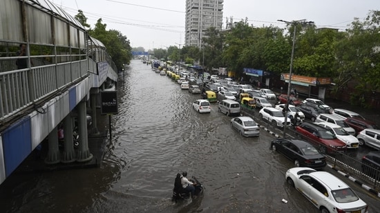 Delhi-NCR on Friday morning received heavy rainfall accompanied by thunderstorms and lightning, causing severe waterlogging and traffic congestion in the city.(Sanjeev Verma/Hindustan Times)