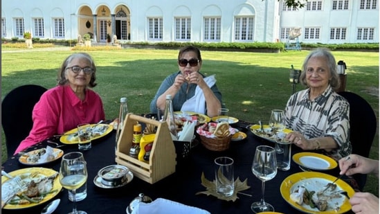 Asha Parekh, Helen and Waheeda Rehman are all in Kashmir for a vacation.