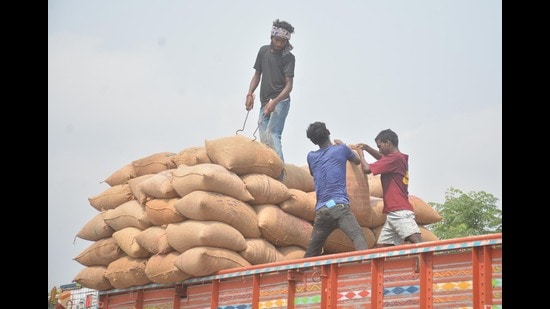 The Union government has given written assurance to create 40 lakh metric tonne (LMT) space by December 2024, while providing movement for 15 LMT by October end in response to the state government’s demand for enough space for delivery of rice during kharif marketing season (KMS) 2024-25. (HT File)