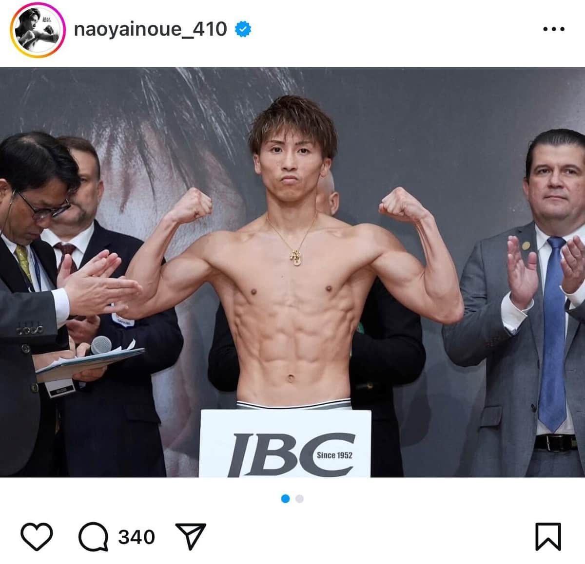 計量で鍛えた上半身を披露する井上（井上のインスタグラムより）