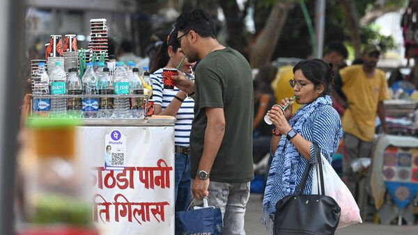 Commuters seen out on a hot day at Janpath Road , in New Delhi, India, on Wednesday, May 29, 2024.  (Photo by Raj K Raj/ Hindustan Times) (Hindustan Times)