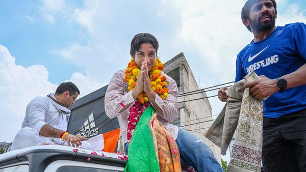 Wrestler Vinesh Phogat upon her arrival at IGI airport from Paris after a historic performance at the Paris Olympics 2024 at IGI Airport in New Delhi, India, on Saturday, August 17, 2024.  (Photo by RAJ K RAJ / Hindustan Times)