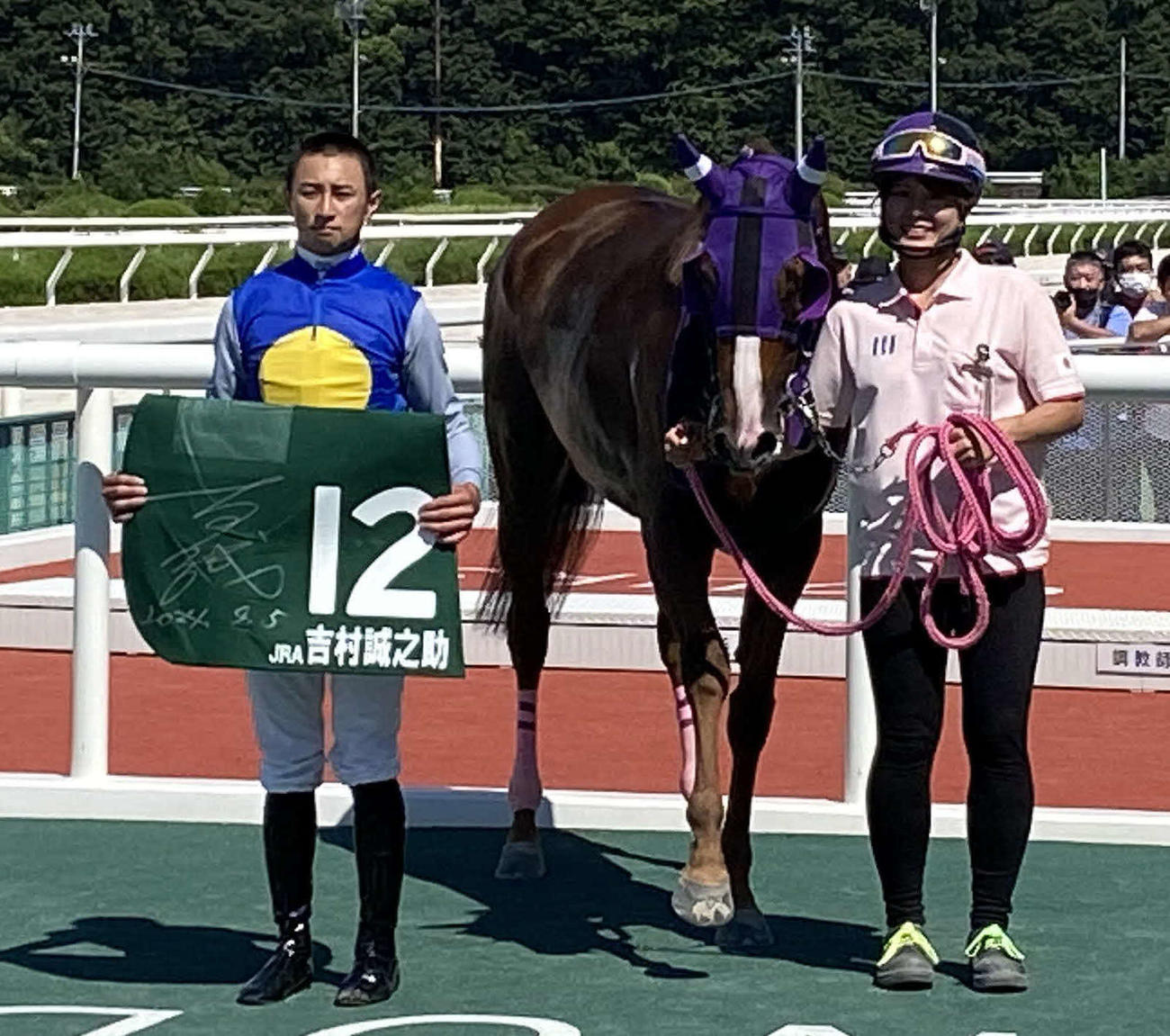 ヤングジョッキーズシリーズ、トライアルラウンド園田第1戦を勝利した吉村誠之助騎手（左）