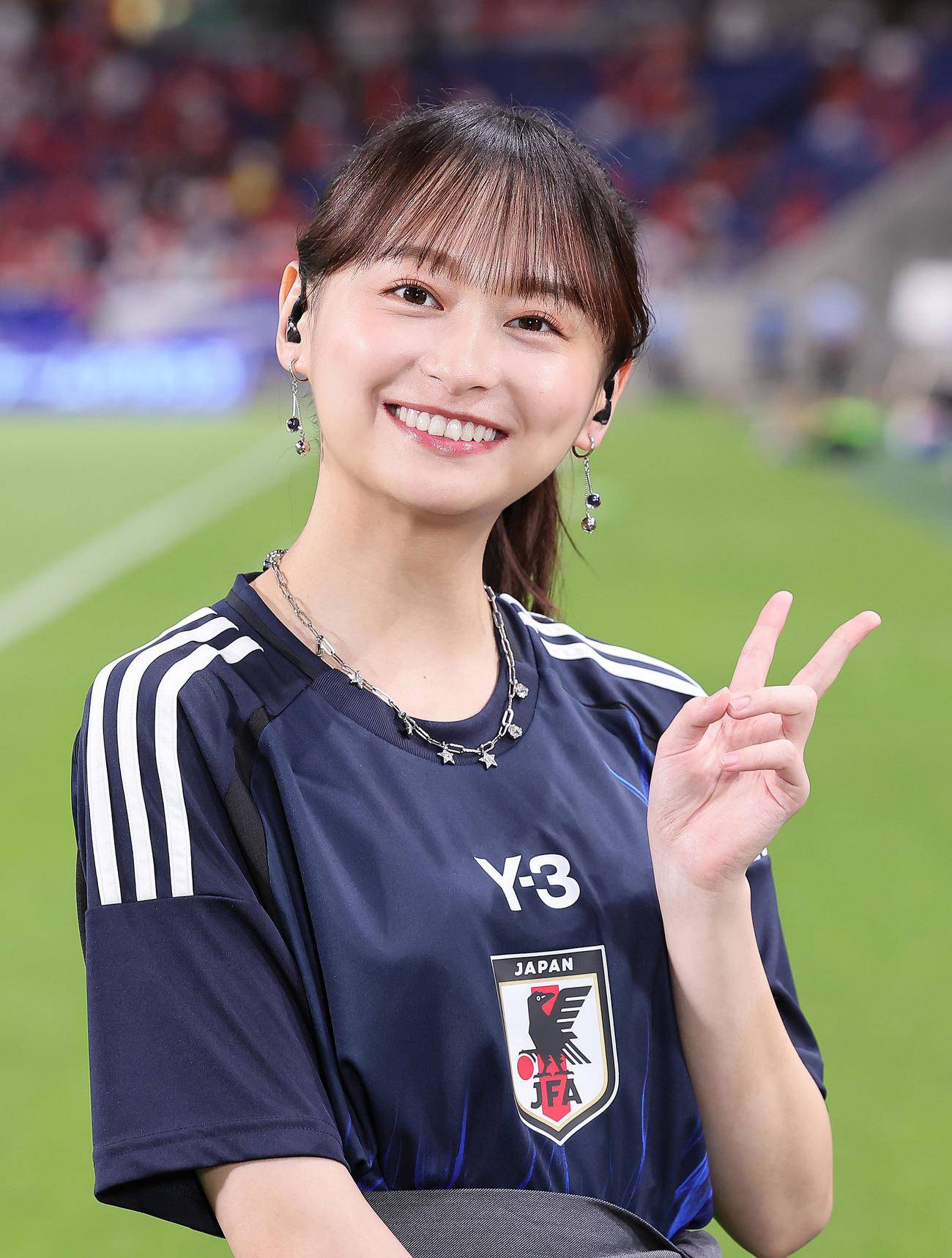 試合前、笑顔でピースする影山優佳（撮影・足立雅史）