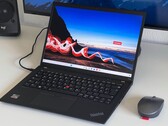 Lenovo verkauft das ThinkPad T14s Gen 4 AMD momentan mit deutlichen Rabatten (Bildquelle: Andreas Osthoff)