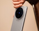 Das Vivo X100s setzt auf eine runde Quad-Kamera mit Zeiss-Logo. (Bild: GSMarena)