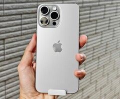 Das iPhone 16 Pro Max soll noch größer als das abgebildete iPhone 15 Pro Max werden. (Bild: Thai Nguyen)