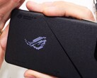 Das Asus ROG Phone 8 Pro besitzt ein kleines Mini-LED-Display auf seiner Rückseite. (Bild: JerryRigEverything)