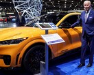 Präsident Biden in Detroit neben einem Mustang Mach-E (Bild: Reuters)