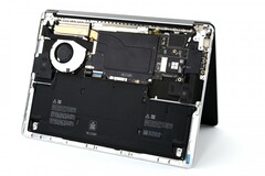 Das Innere des Surface Laptop 7 ist leicht zugänglich. (Bild: iFixit)